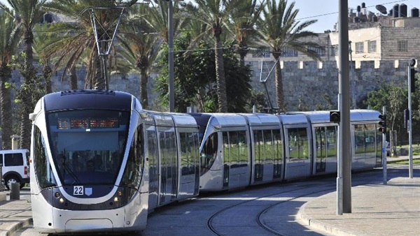 القدس: حريق يتسبب بتعطيل حركة القطار الخفيف 
