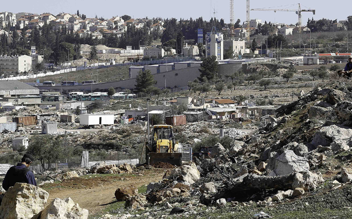 الاحتلال يجمد البناء للفلسطينيين ويقيم مستوطنة في القدس