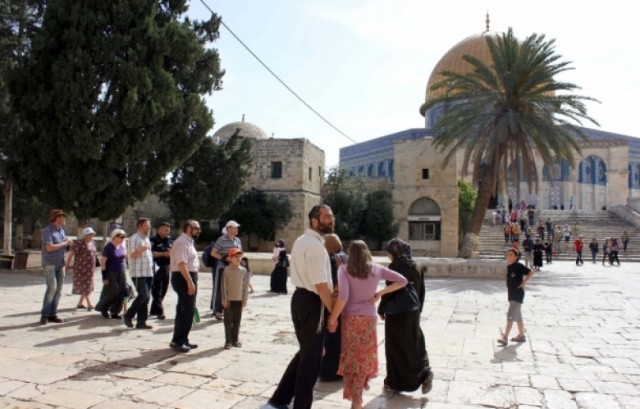 مستوطنون يقتحمون