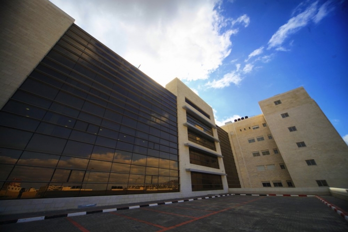 علامة استفهام | طبيب وعضو مجلس أمناء مستشفى النجاح يجري عمليته في عمان