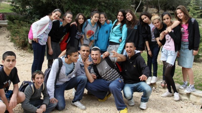 استطلاع: تزايد تحول الشباب في إسرائيل إلى تيار اليمين المتشدد