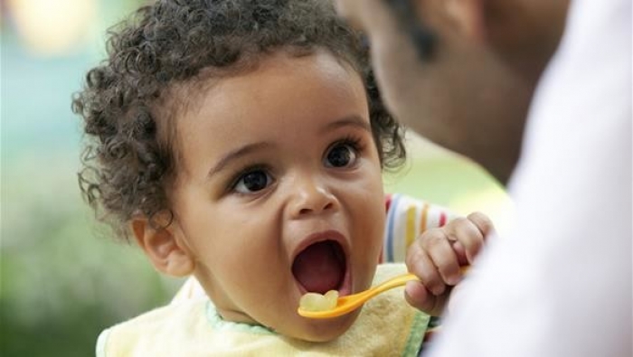 متى يمكن إضافة الملح والسكر لطعام الرضيع؟