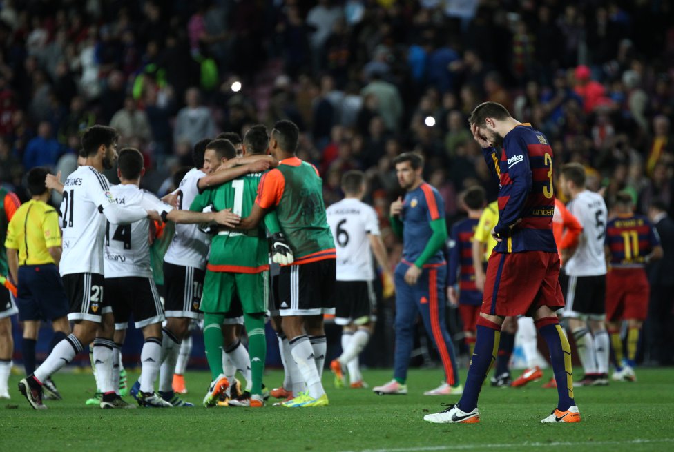 صورة| لاعبو فالنسيا يستفزون جماهير برشلونة باحتفالهم في الفوز
