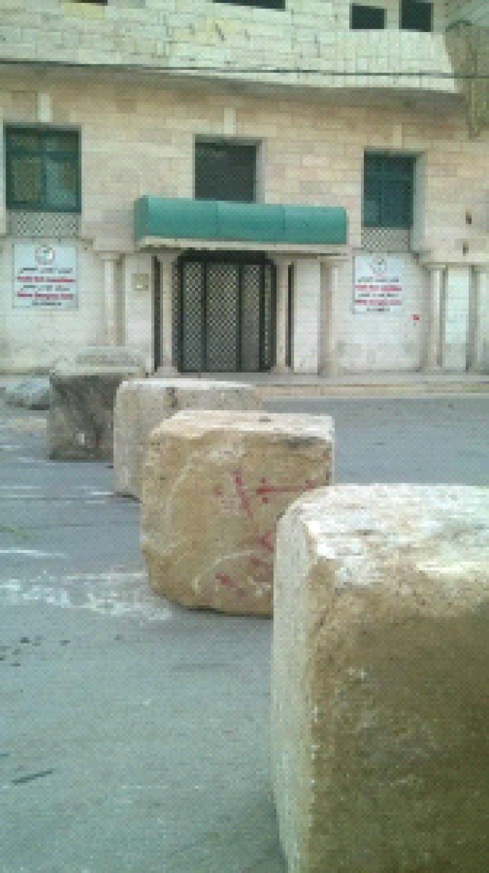  الاحتلال يغلق مدخل 