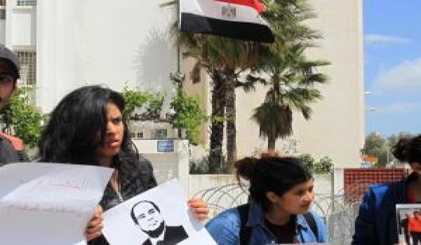 تونسيون يتظاهرون أمام سفارة مصر تضامناً مع احتجاجات القاهرة
