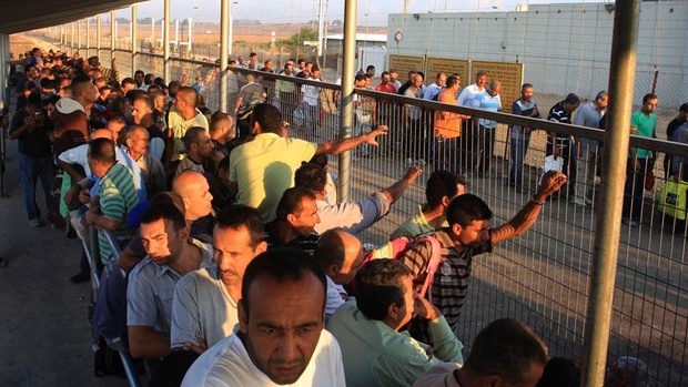 الشاباك يسحب 10 آلاف تصريح من عمال فلسطينيين 