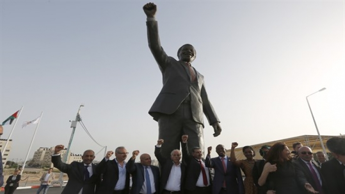 تمثال ضخم لنلسون مانديلا في رام الله