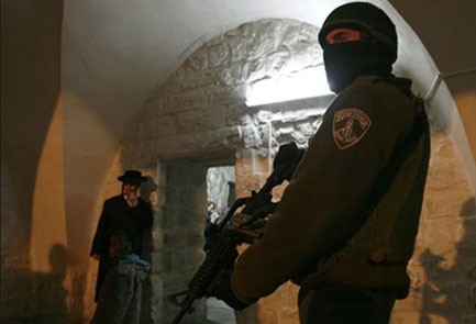 المستوطنون يقتحمون