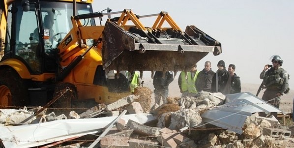 الاحتلال يهدم خياما