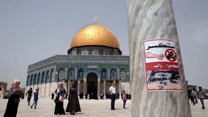 مجهولون يلصقون لافتات في الحرم القدسي تهدد بتهشيم كاميرات المراقبة حال تم نصبها