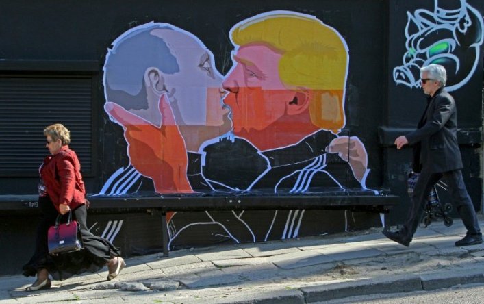 على حائط لتوانيا: بوتين وترامب يتبادلان القبل! 
