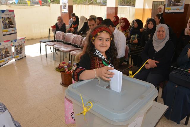 لجنة الانتخابات ووزارة التربية تختتمان مشروع 