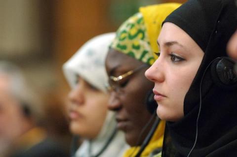 عن العنصرية في ألمانيا: 51% يؤيدون حظر الحجاب في المدارس 

