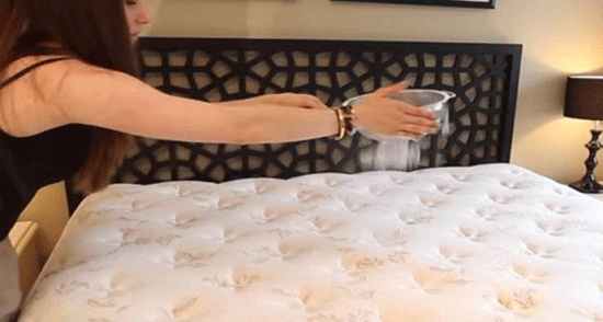 رشت البيكنج صودا على السرير وبعد 30 دقيقة كانت المفاجأة!