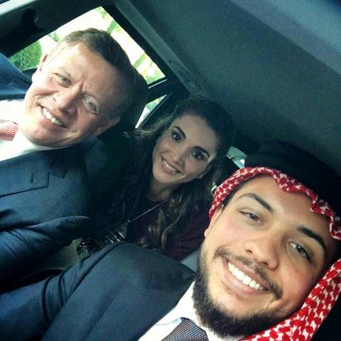 سيلفي ملكي يشعل مواقع التواصل في الأردن
