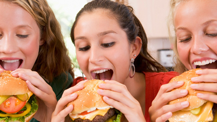 ما الرابط بين غذاء الفتيات في سن المراهقة وسرطان الثدي؟
