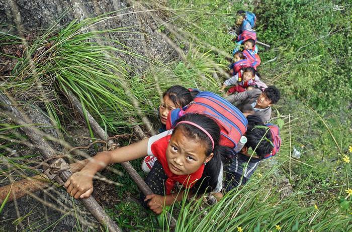  فيديو| طلاب صينيون يتسلقون منحدراً بطول 1400 متر للوصول الى مدرستهم!
