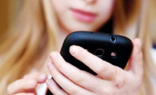 الترحيل وغرامة 150 ألف درهم لامرأة انتهكت خصوصية هاتف زوجها في الامارات