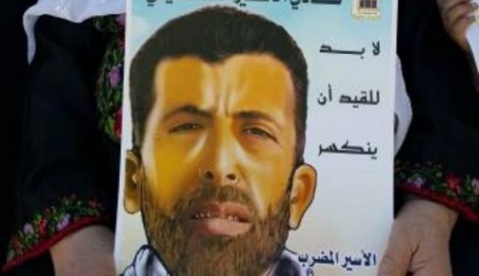 السجانون يعتدون على