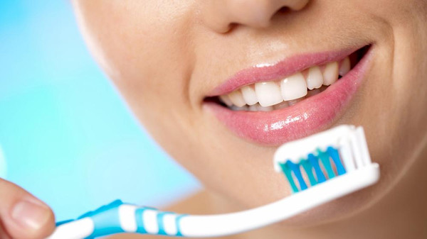 10 عادات خاطئة قد تدمر أسنانك.. تعرف عليها وتجنبها
