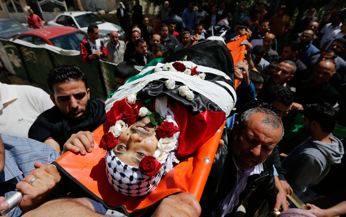 (صور) الالاف يشيعون جثمان الشهيد أحمد شحادة في مخيم قلنديا