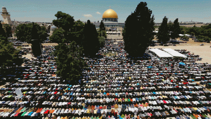 ١٠٠ ألف مصلٍ يؤدون الجمعة الأولى من رمضان بالمسجد الأقصى