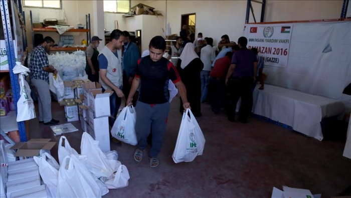 (IHH) التركية توزع طرودا غذائية على أسر فقيرة في غزة