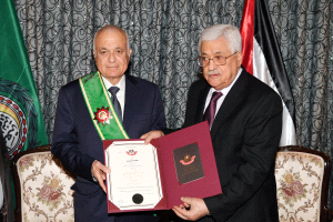 الرئيس يمنح العربي الوشاح الأكبر لدولة فلسطين 
