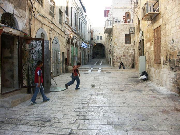 القدس المحتلة تعاني شللا اقتصاديا وتزايدا في عدد الفقراء
