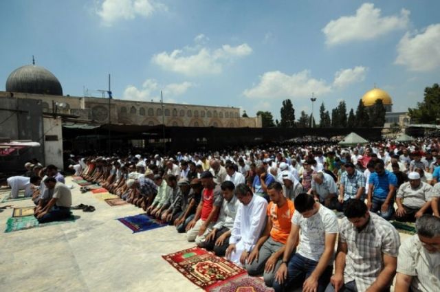 أكثر من ربع مليون فلسطيني يؤدون الجمعة الثالثة برحاب المسجد الأقصى
