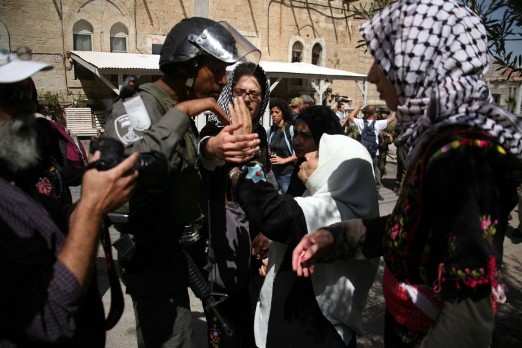 اعتقال مواطنة من بلدة الزعيّم شرقي القدس
