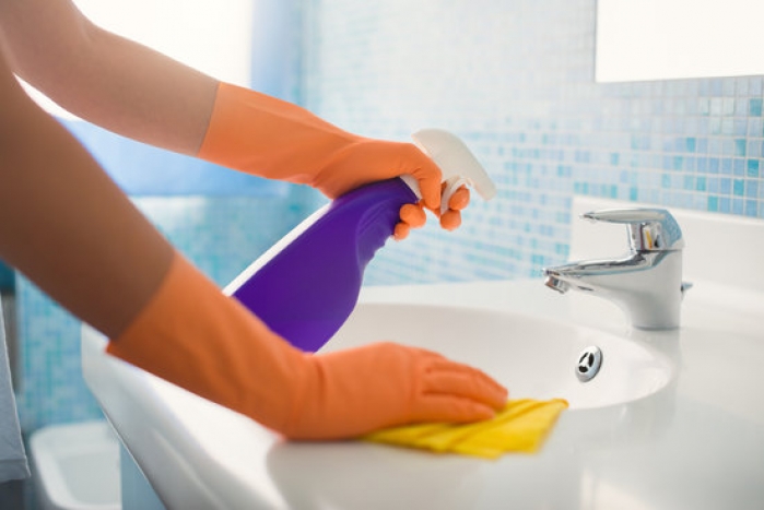 بالفيديو: 7 حيل لتنظيف الحمّام في وقت قياسي