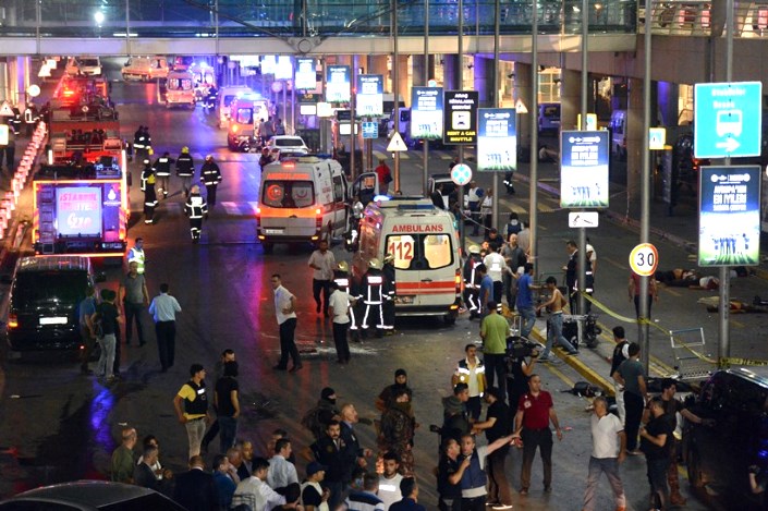 بالفيديو..مقتل 36 شخصاً بهجمات انتحارية استهدفت مطار اسطنبول
