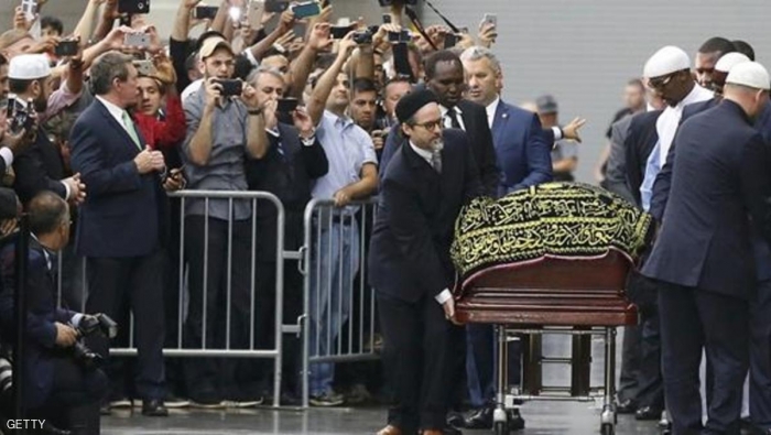 الآلاف يحضرون صلاة الجنازة على جثمان محمد علي