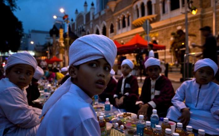 إيكونوميست: هل لرمضان آثار سلبية في اقتصاد الدول المسلمة؟
