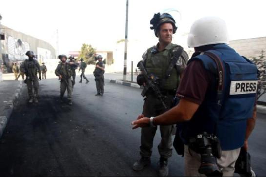 قوات الاحتلال تصيب صحفيين وتعتدي على مواطنين شرق بيت لحم

