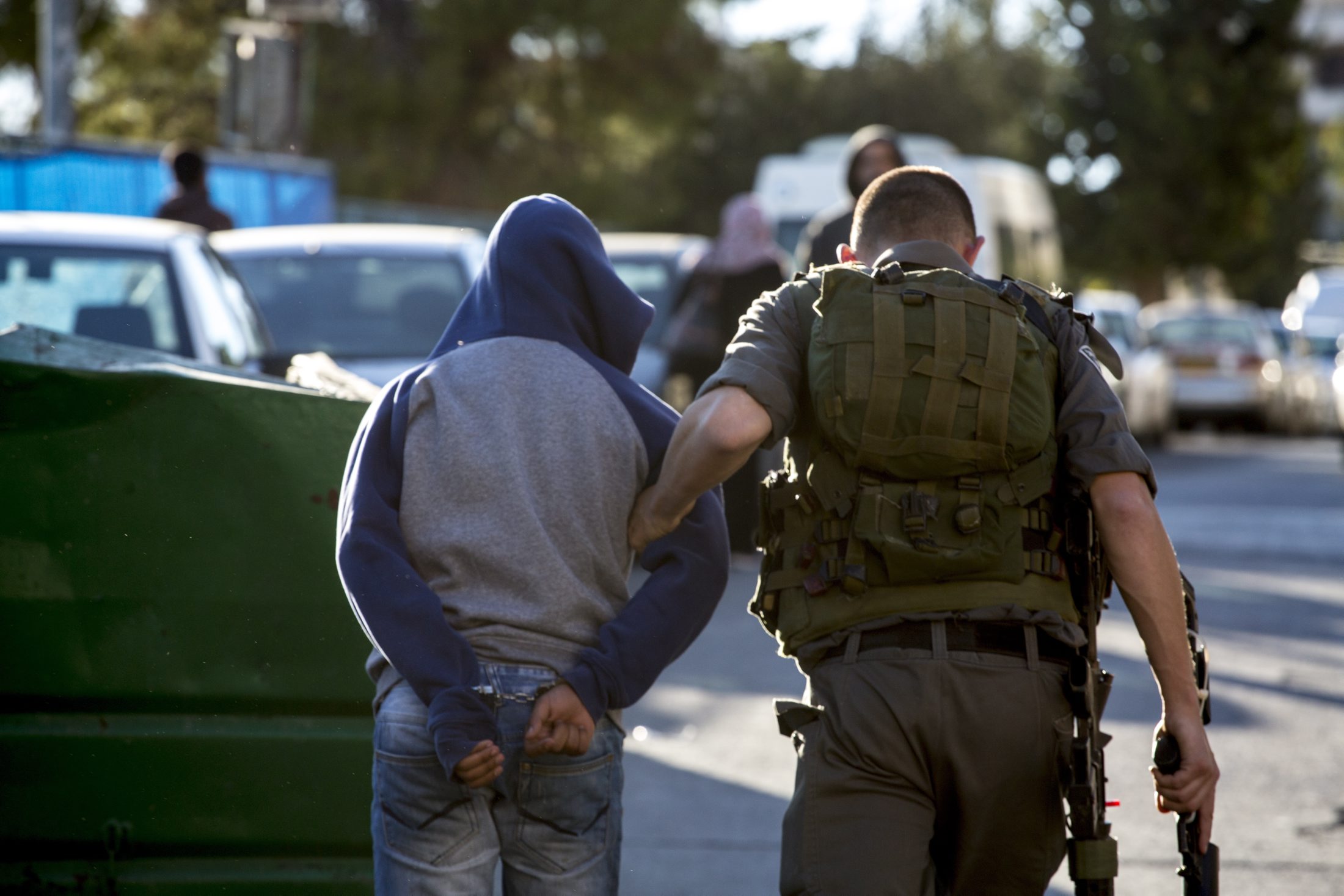 الاحتلال يعتقل (14) مواطناً من الضفة بينهم طفل