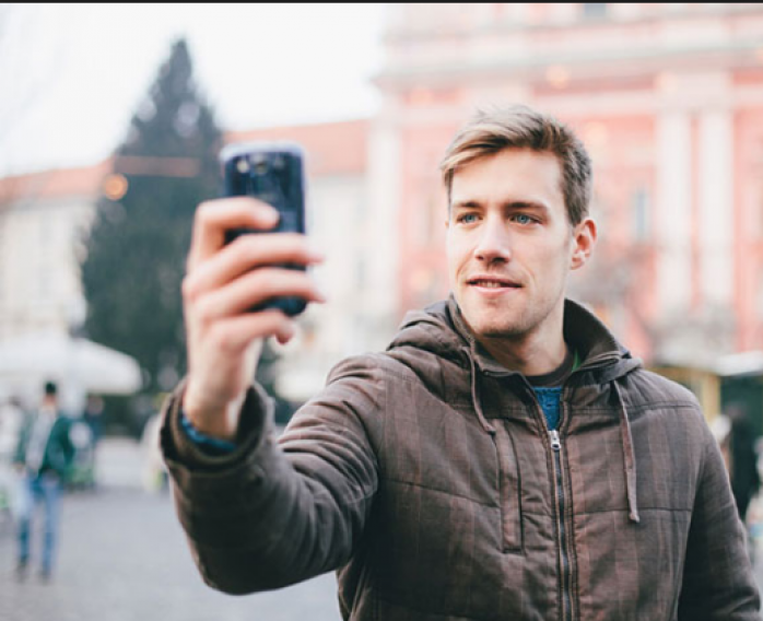 أطباء الجلدية يحذرون  من التقاط صور selfie.. لهذه الأسباب