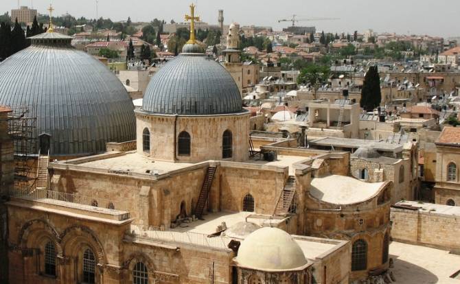 الكشف عن تورط بطريرك القدس في بيع أوقاف مسيحية للاحتلال