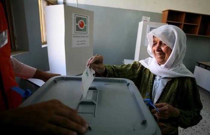 حماس تعد بانجاج الانتخابات في الضفة وغزة ولجنة الانتخابات ترحب