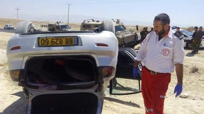 صور ... الهلال الفلسطيني يسعف 4 مستوطنين تعرضوا لحادث سير