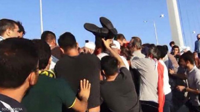 أتراك يذبحون جنديا تركيا على جسر البسفور

