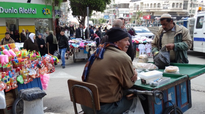 بلدية نابلس تمنع البسطات في المدينة