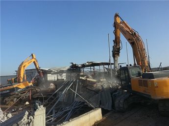 الاحتلال يهدم محال