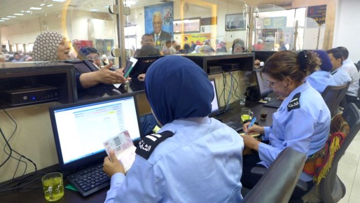 الشرطة الفلسطينية توقف 25 مطلوبا جنائيا كانوا يحاولون السفر خلال معبر الكرامة