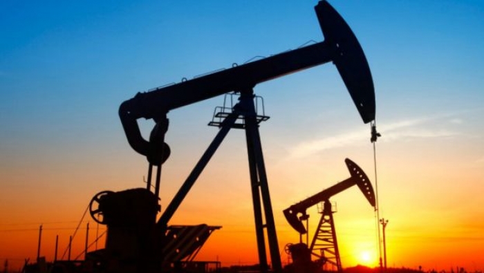 أسعار النفط تهبط 2% بفعل مخاوف الطلب وتخمة المعروض