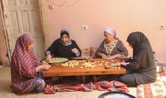 خاص| في غزة .. نساء يُعِلن أسرهن بصناعة كعك العيد
