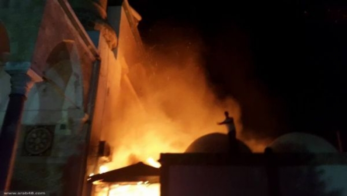 اندلاع حريق هائل في مسجد الجزار بعكا