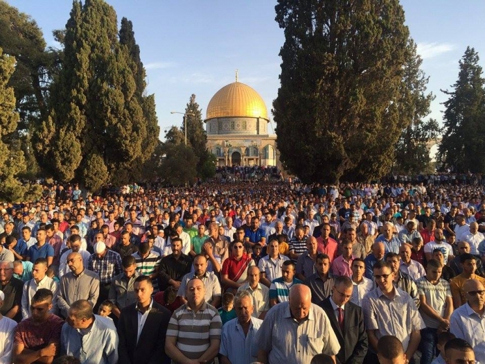 عشرات الآلاف يؤدون صلاة العيد بالمسجد الأقصى