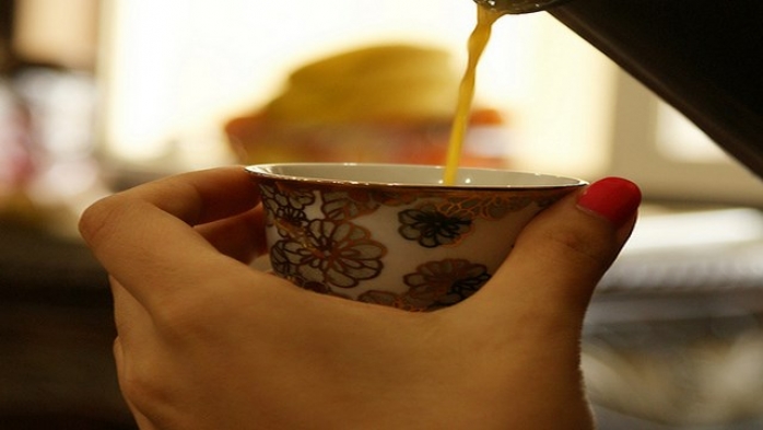 كيف تتعامل مع إلحاح المضيف في العيد؟